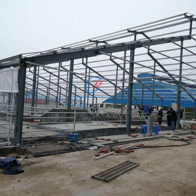 โครงสร้างเหล็ก Prefab โรงเลี้ยงสัตว์ โรงเลี้ยงสัตว์โลหะที่กําหนดเอง