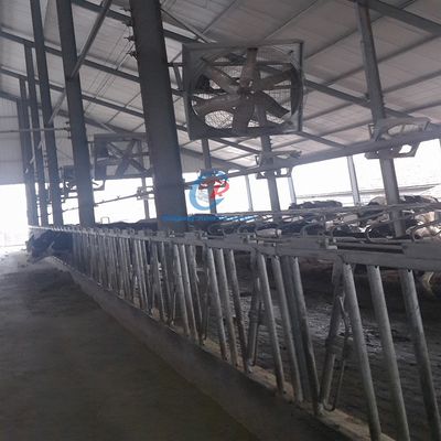 โครงสร้างสแตนเลสแบบทันสมัย บ้านไร่ที่มีแผ่นแซนวิชเบา