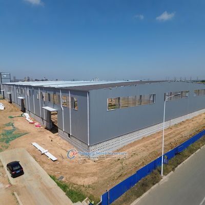 คลังสินค้าโครงสร้างเหล็กตามสั่ง พร้อมแผ่นโปร่งแสงสําหรับแสงธรรมชาติ